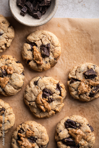 Cookies en gros plan fait maison au chocolat et beurre de cacahuète