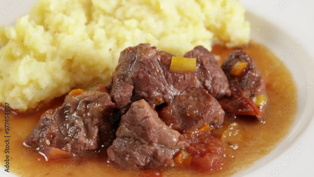 noix de joue de porc cuisiné et purée dans une assiette noix de joue de porc cuisiné et purée dans une assiette