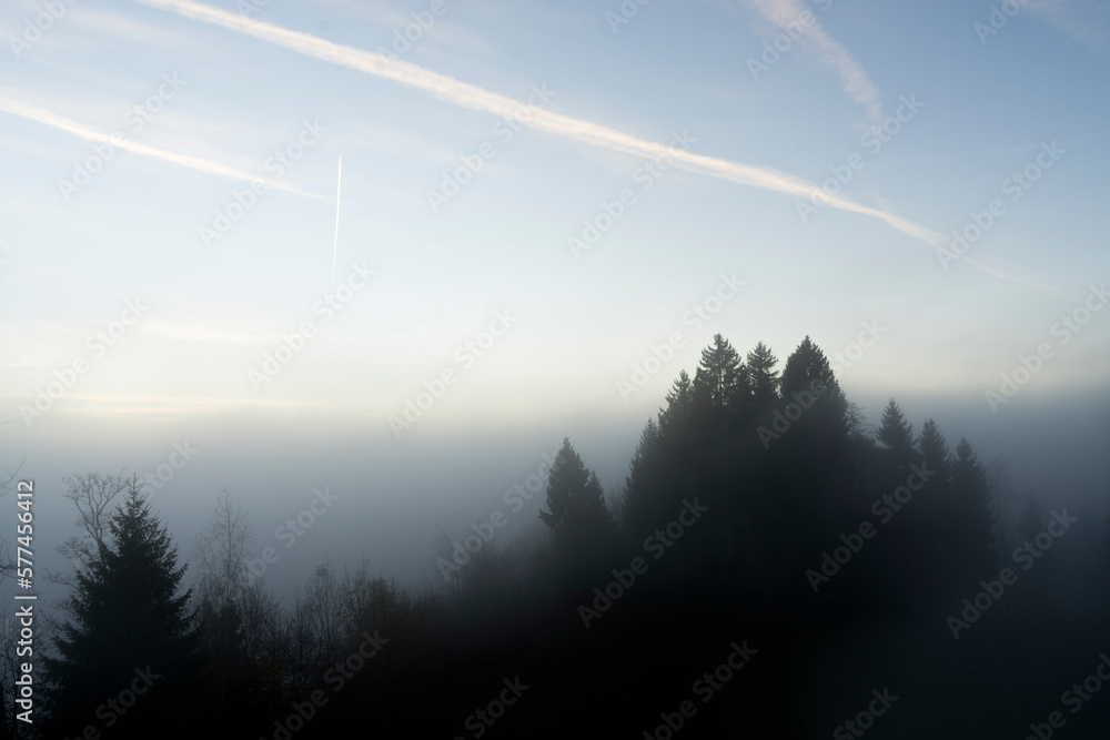 Naklejka premium Sunset in the mountains above a sea of fog