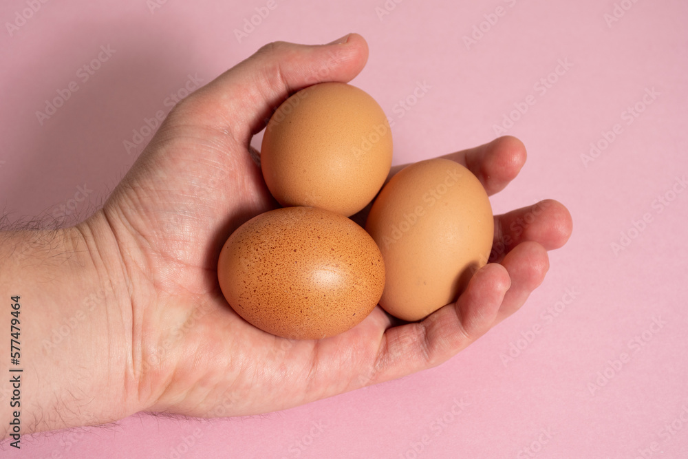 Mano sosteniendo 3 huevos - Hand holding 3 eggs Mano sosteniendo 3 huevos - Hand holding 3 eggs
