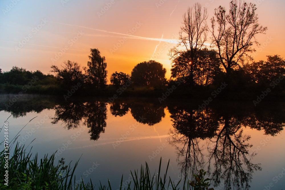 Romantischer Sonnenuntergang am Fluss, Abendrot am Fluss, Ruhiger Sonnenuntergang am Wasser