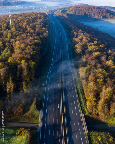 Widok na drogę z lotu ptaka o poranku