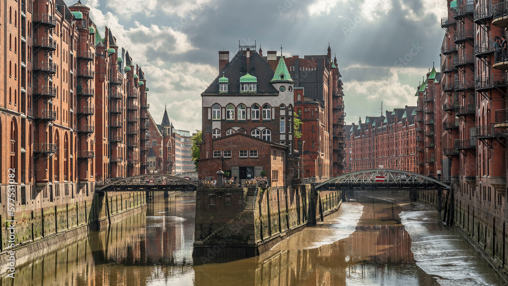 Das Wasserschloss Speicherstadt in Hamburg bei Ebbe. Ein tolles Gebäude 