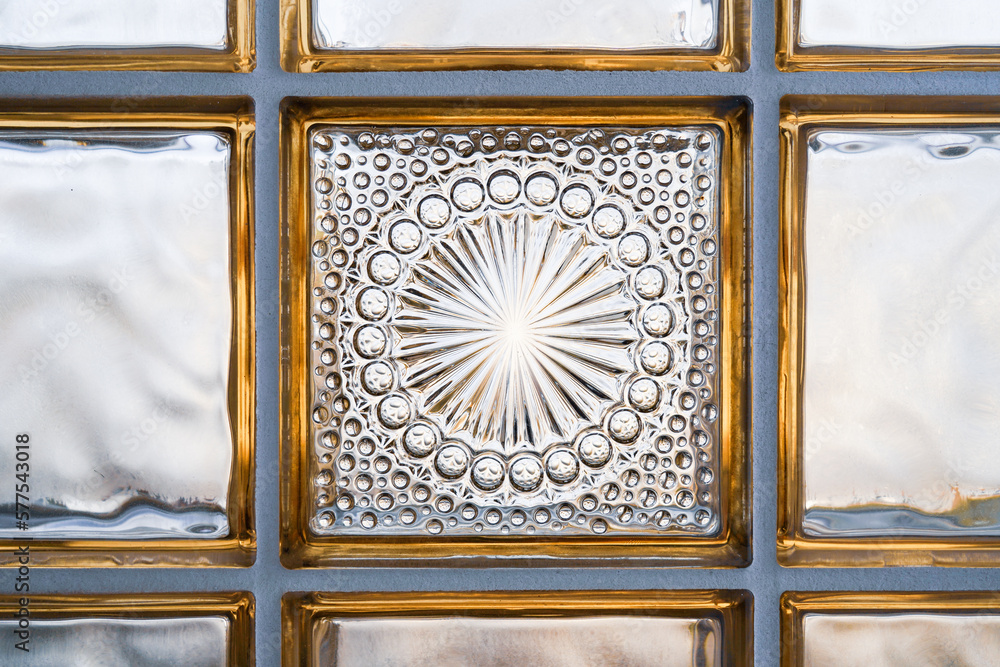 Obraz premium Glaswand mit Goldverzierung und Ornamenten
