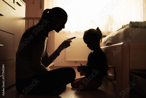 Photographie parent correcting dissiplining child for bad behavior