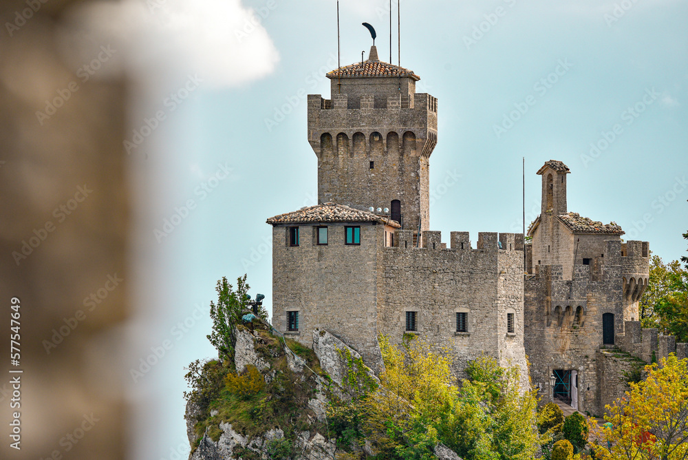 Obraz na płótnie Rocca cesta, einer der 3 Türme auf dem Monte Titano in der ältesten bestehenden Republik der Welt (San Marino) fotografiert vom Rocca o Guaita oder auch Prima Torre w salonie