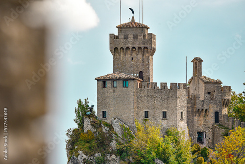 Rocca cesta, einer der 3 Türme auf dem Monte Titano in der ältesten bestehenden Republik der Welt (San Marino) fotografiert vom Rocca o Guaita oder auch Prima Torre