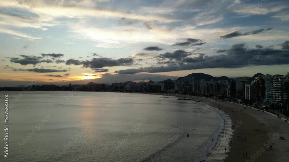 Imagem aérea do incrível por do sol da Praia do Morro no verão de Guarapari, Espírito Santo, Brasil. Imagem aérea do incrível por do sol da Praia do Morro no verão de Guarapari, Espírito Santo, Brasil.