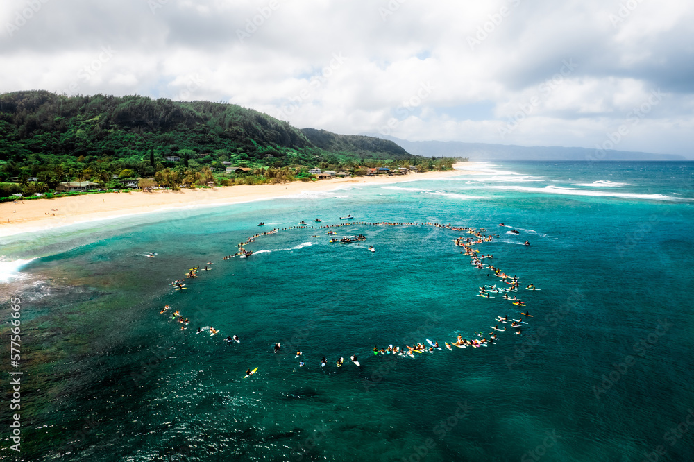 Obraz premium Many surfers in blue water hawaii celebration of life paddle out