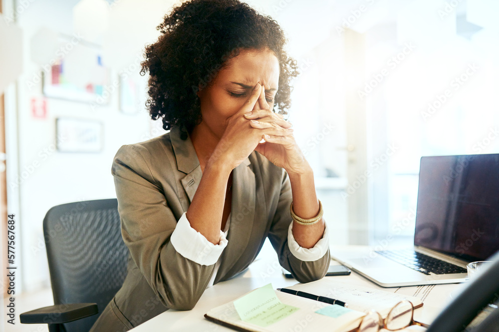 Obraz premium The pressure at work is getting too much. Cropped shot of a businesswoman suffering from a headache.