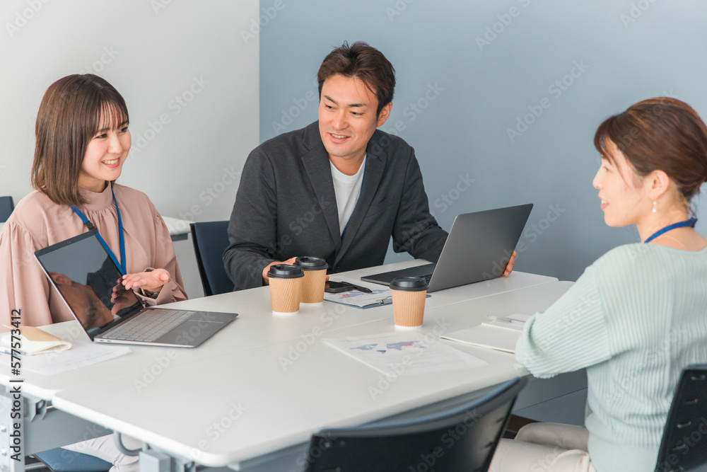 Obraz premium オフィス・会議室で会議・ミーティング・打ち合わせするビジネスウーマン