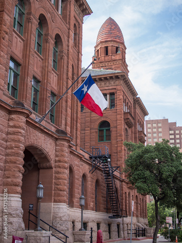 Canvastavla Bexar County Courthouse in San Antonio, Texas, with waving Texan Flag outside