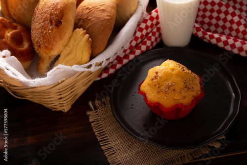 Panque Chino de Nuez. It is a sweet bread similar to a muffin or Mantecada covered with nuts, it is one of the typical Mexican sweet breads, very popular in the center of the country and other states.