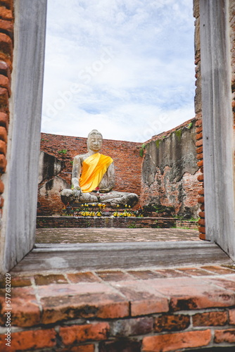 Obraz na płótnie Beautiful scenery in Wat Lokayasutharam, Ayutthaya, Thailand. w salonie