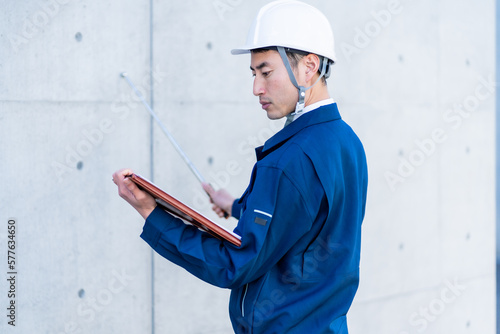 Fotografía 打診棒を持つ作業着を着た日本人男性