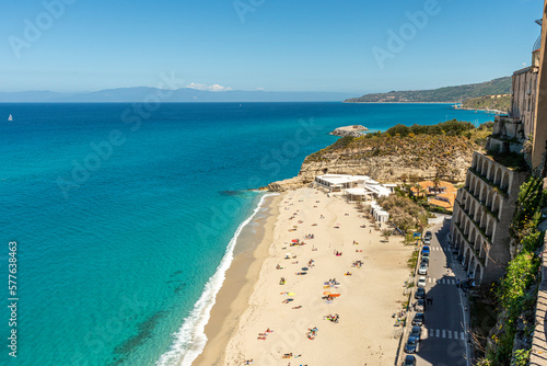 Spiaggia della Costa degli Dei vista dall'alto del borgo di Tropea