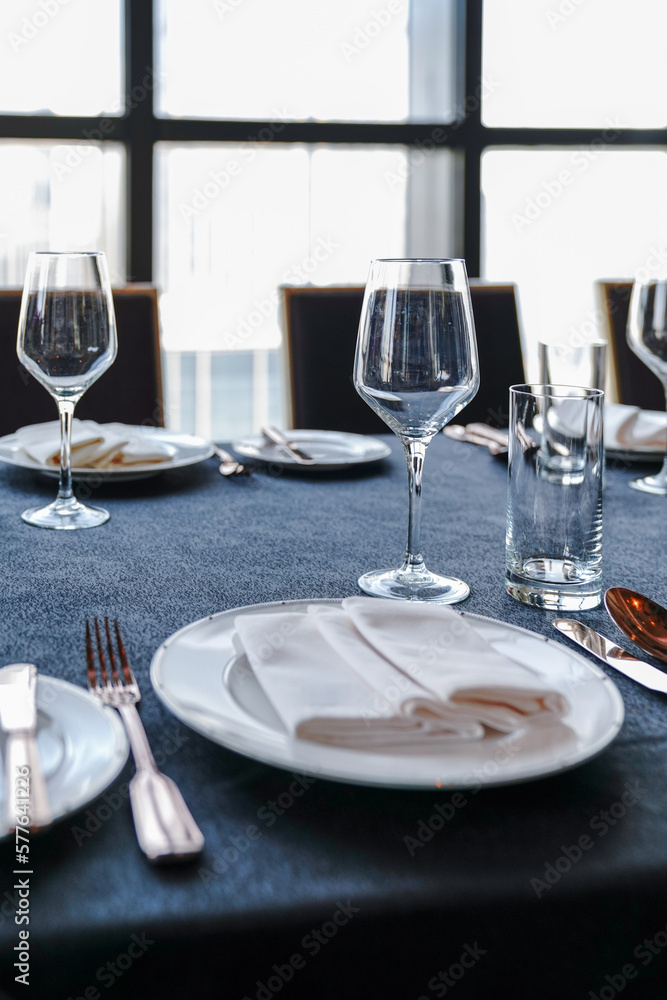 The western dining room is decorated with red wine glasses, white disks and silver-paper knives and forks. The western dining room is decorated with red wine glasses, white disks and silver-paper knives and forks.