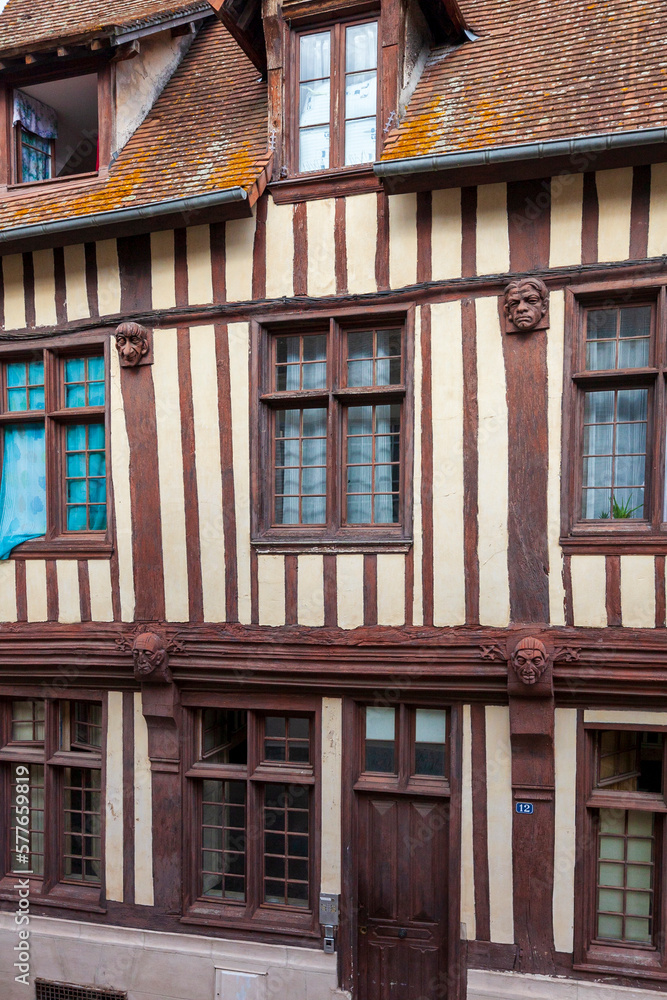 Obraz premium détails de colombage d'une façade de maison traditionnelle en Normandie