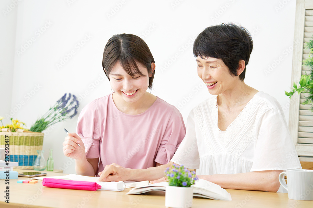 家で母親と勉強する娘 家で母親と勉強する娘
