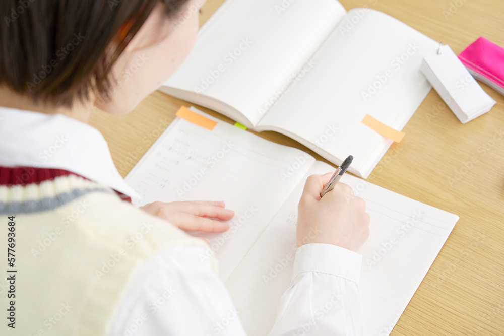 家で勉強する女子高生