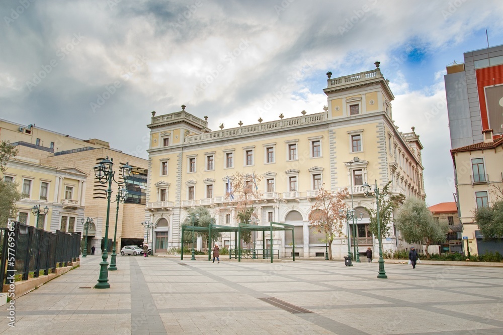 Obraz premium Square in Athens with greenery and historical houses in background