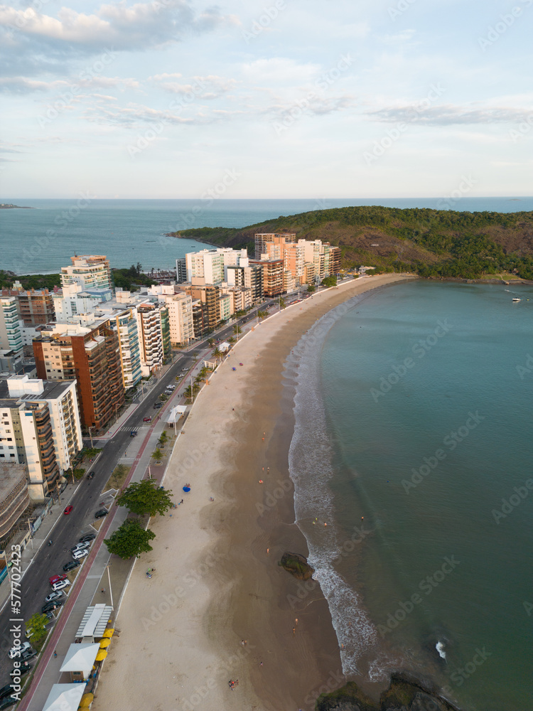 Imagem aérea vertical do incrível por do sol da Praia do Morro no verão de Guarapari, Espírito Santo, Brasil.