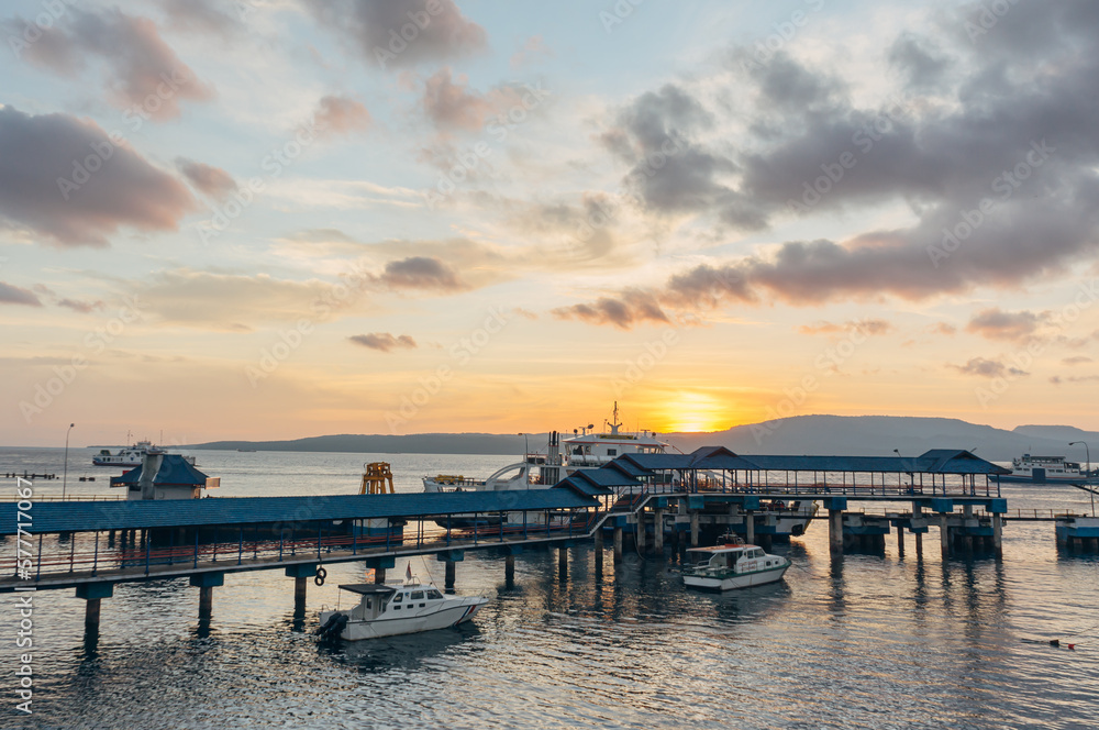 Obraz premium Beautiful sunrise from Ketapang harbor, Banyuwangi, Indonesia