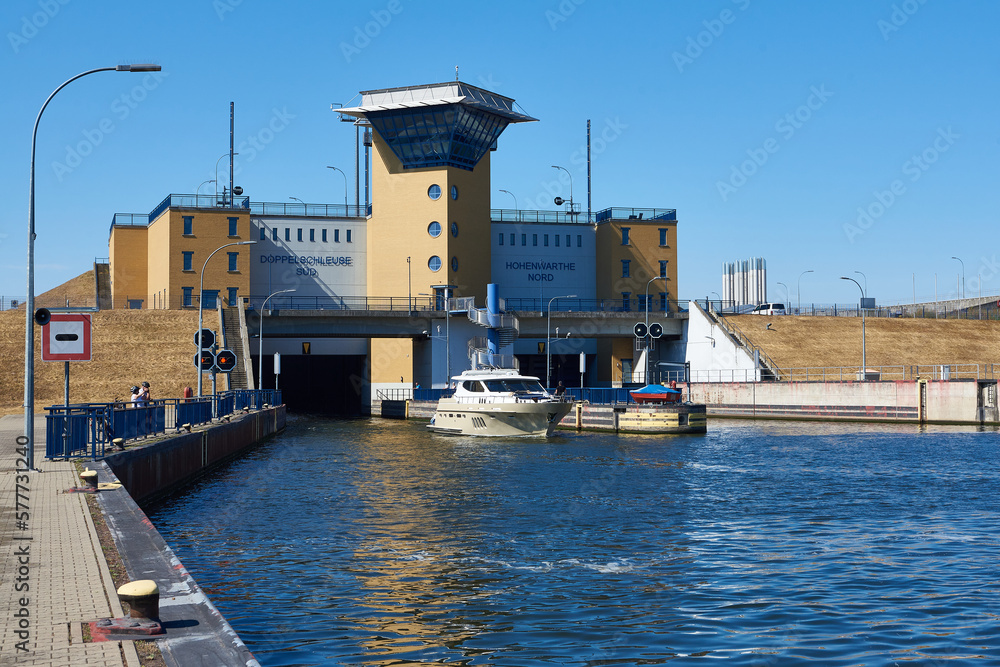 Obraz premium Schleuse Hohenwarthe bei Magdeburg