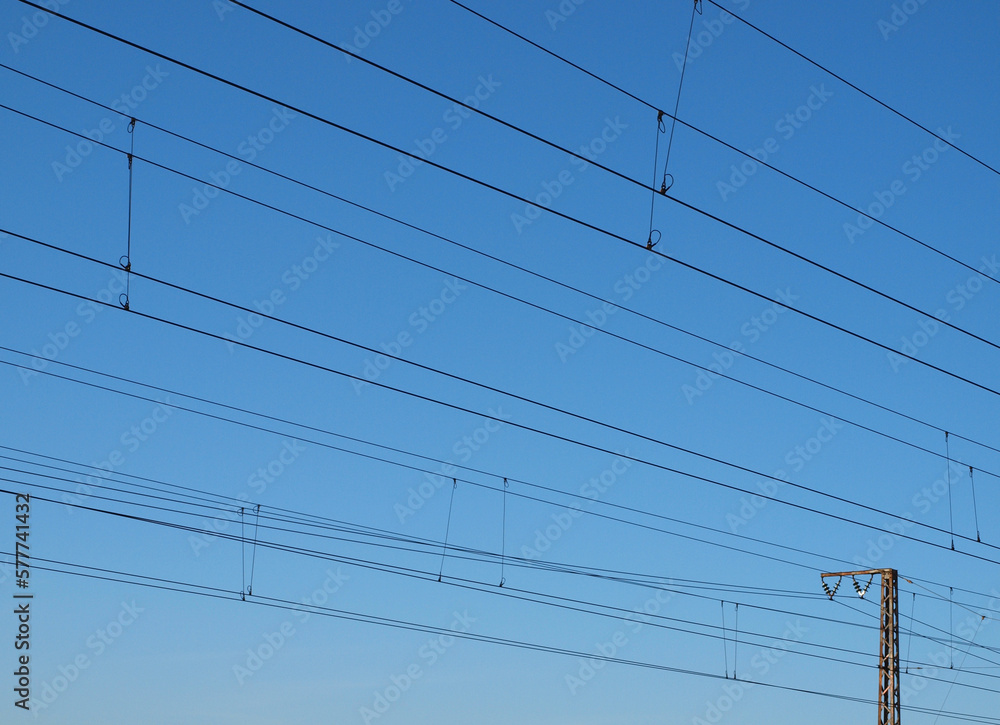 Oberleitung bei Sonnenschein und blauem Himmel Oberleitung bei Sonnenschein und blauem Himmel