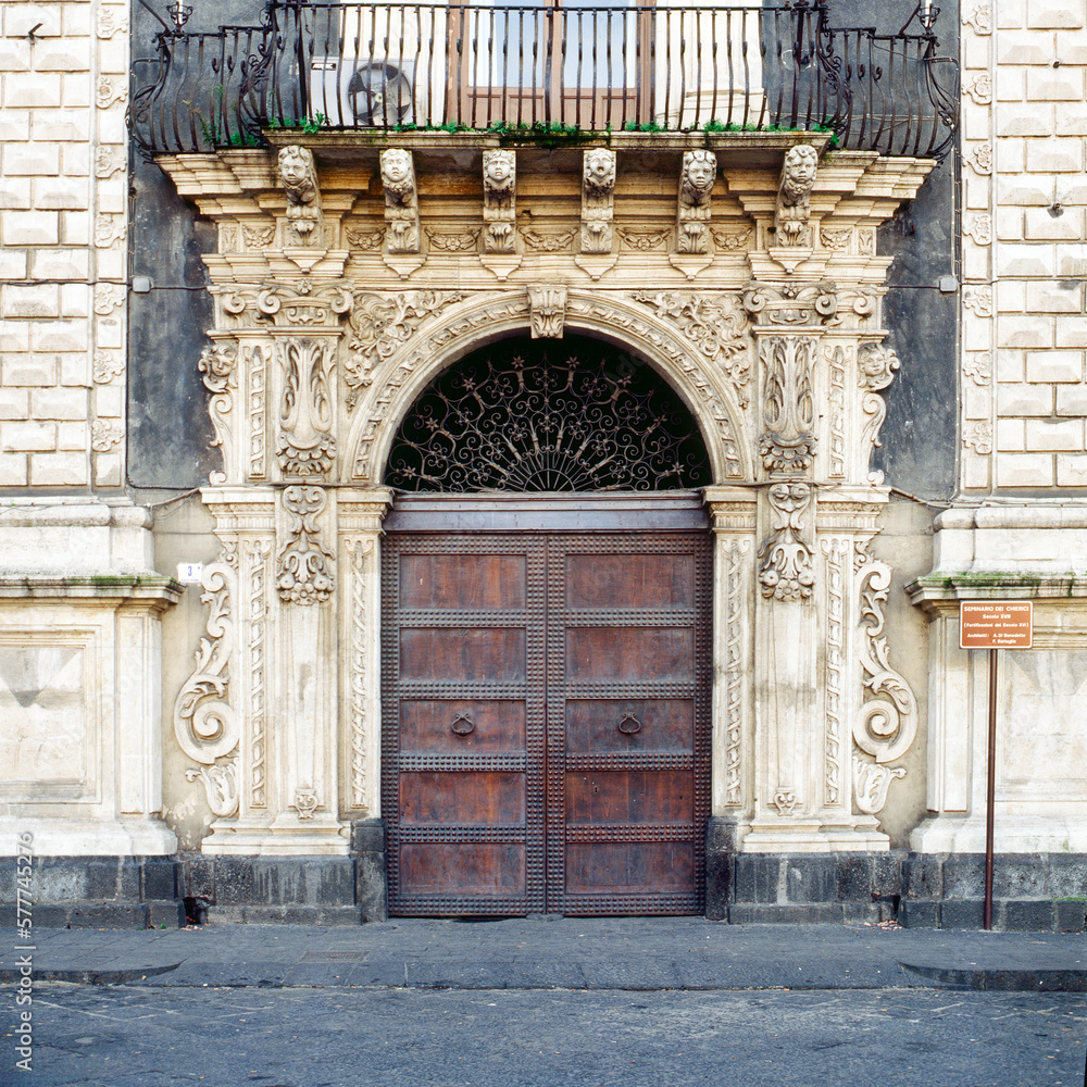 Catania, Portale del Palazzo del Seminario dei Chierici nella piazza duomo
