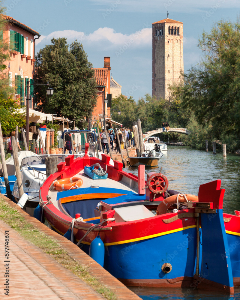 Naklejka premium Torcello, Venezia. Bragosso sul rio dell'isola verso la Torre di Santa Maria.