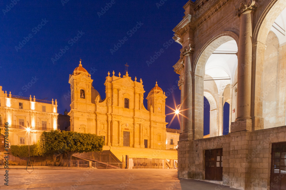 Noto, Siracusa. Veduta notturna della Cattedrale con Angolo di Palazzo Ducezio.
