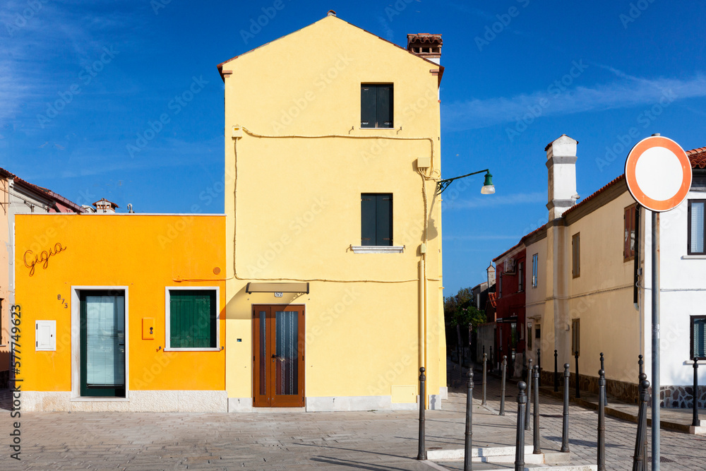 Pellestrina, Venezia. Casa lagunare gialla