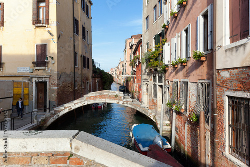 Venezia. Ponte Chiodo, senza bande sul Rio di san Felice photo