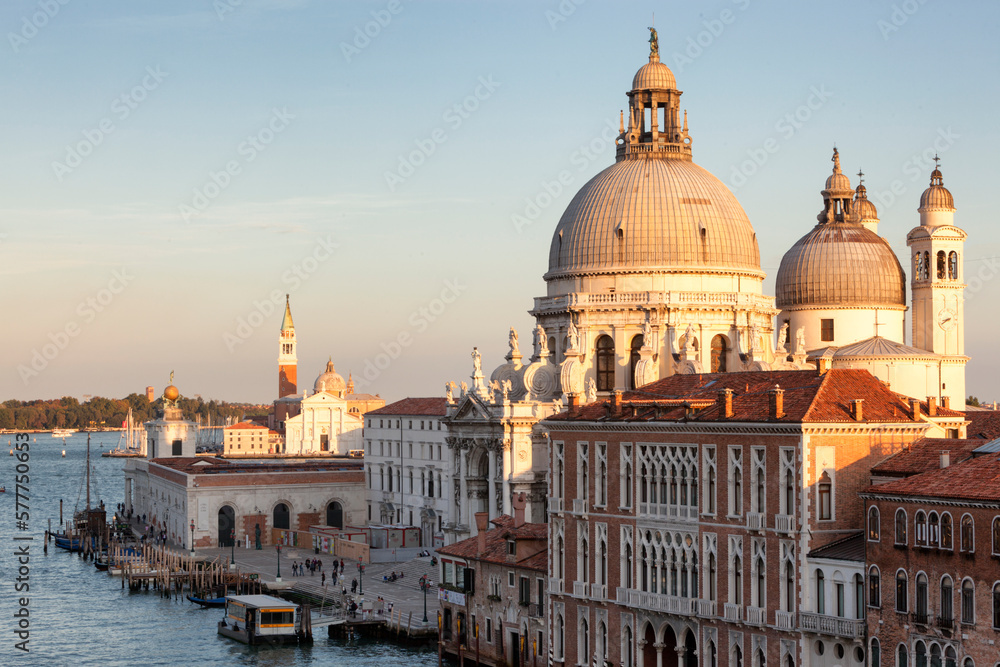 Venezia, Dorsoduro. Basilica di Santa Maria della Salute sul Canal Grande verso l'isola di San Giorgio Maggiore
