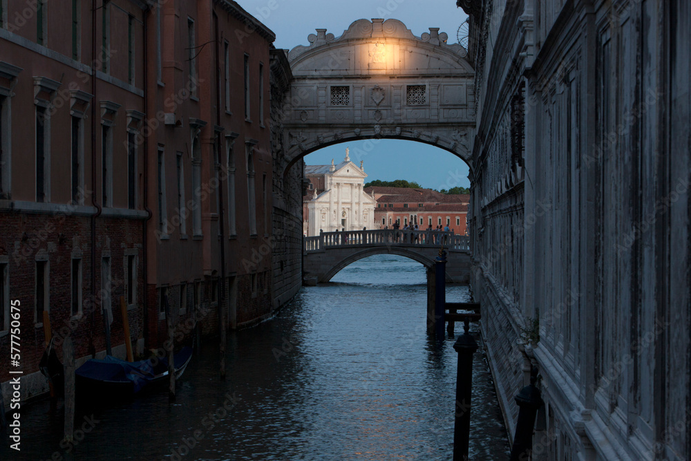 Venezia.Ponte dei Sospiri al crepuscolo sul Rio di Palazzo verso Ponte Paglia e la basilica di San Giorgio Maggiore
