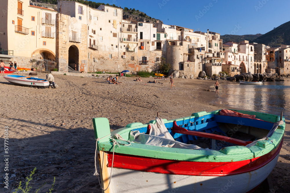 Cefalù, Palermo. Spiaggia del porticciolo con barca da pesca
