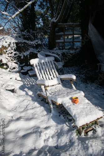 une tasse sur une chaise longue enneigée