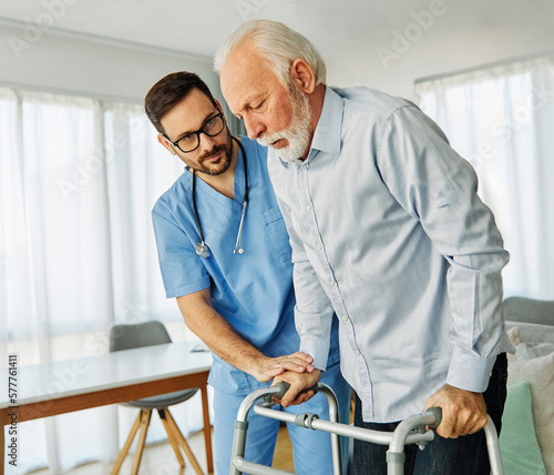 Fotografia nurse doctor senior care caregiver help walker assistence retirement home nursin