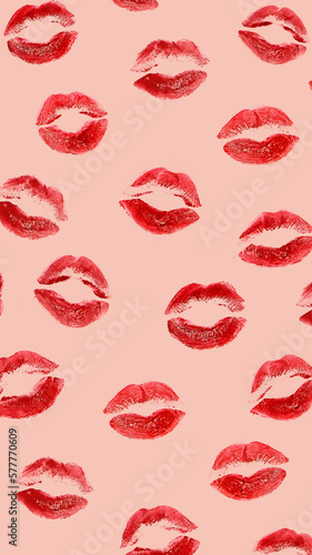 Labios y besos rojos en fondo rosa. 