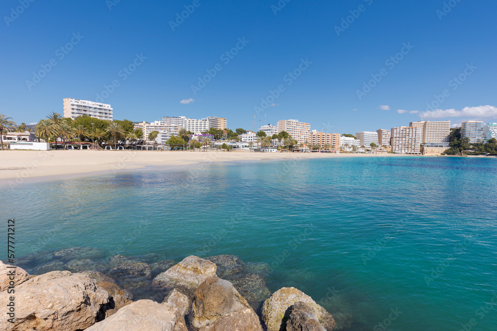 Φωτογραφία View of Magaluf beach in Mallorca (Balearic Islands, Spain), with its large sandy area, turquoise waters and hotels in the background