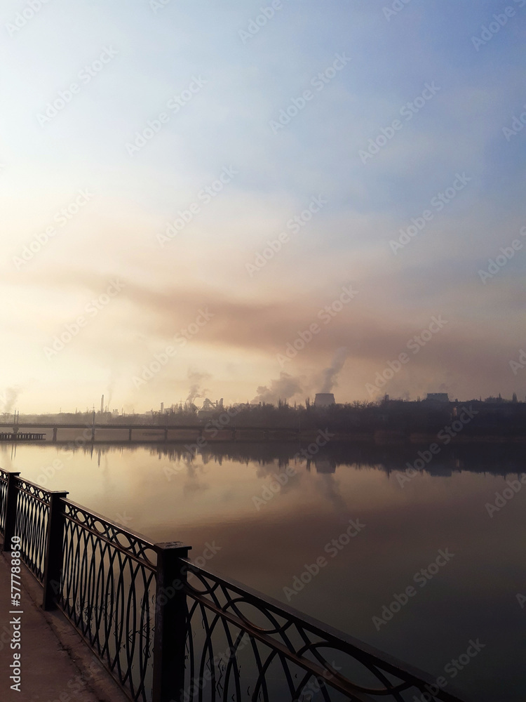Obraz premium City pond near the factory in the morning