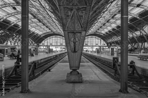 Billede på lærred Dramatic black and white steel support beam with rivets in Leipzig Germany train