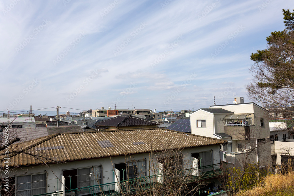 広がる雲と大阪の住宅地の街並み