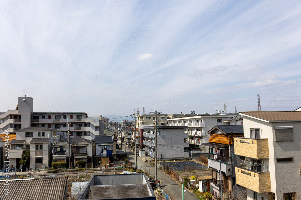 広がる雲と大阪の住宅地の街並み 広がる雲と大阪の住宅地の街並み