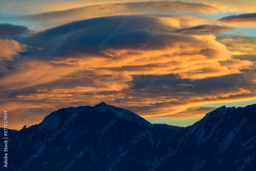 Obraz premium sunset over the mountains