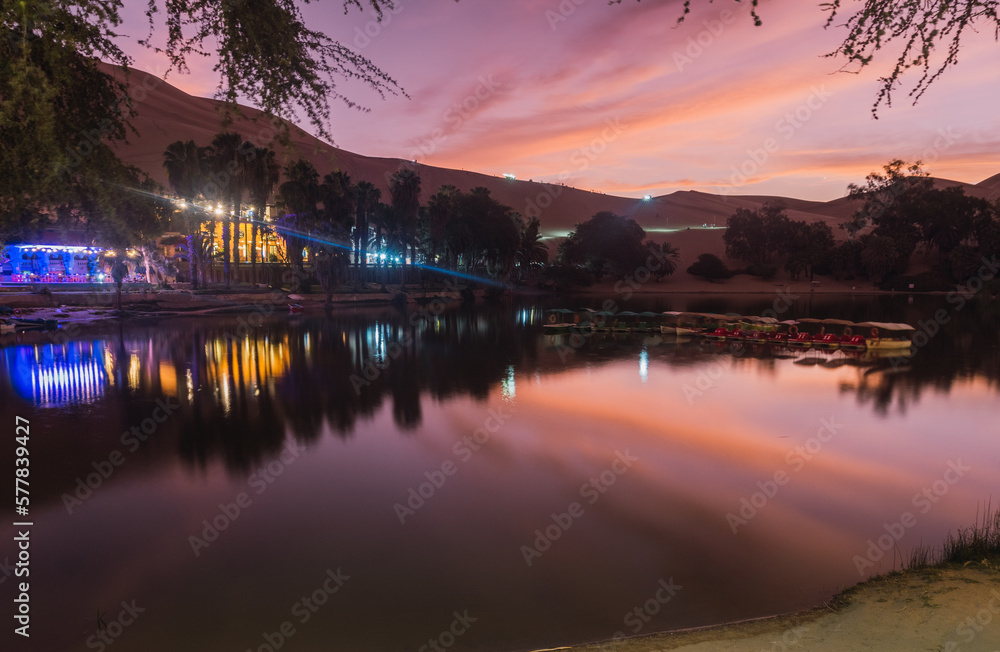 Obraz premium Beautiful sunset at Huacachina lagoon, Ica Peru
