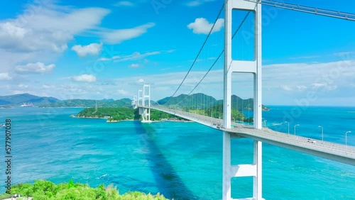 美しい初夏の来島海峡大橋と瀬戸内海の空撮