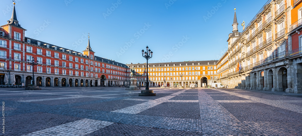 Panoramic view of the Plaza Mayor of Madrid with its buildings with balconies and windows typical of the city.