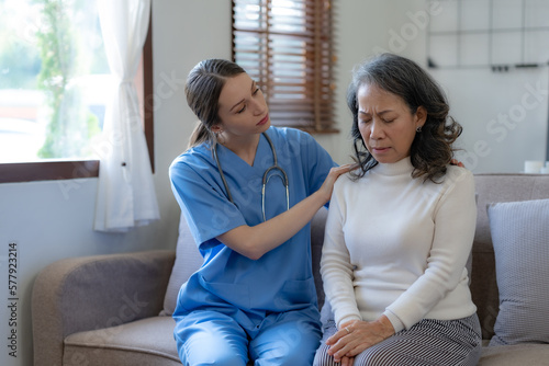 Bilde på lerret female doctor is gently and encouragingly consoling patients to ease their concern with their ailment